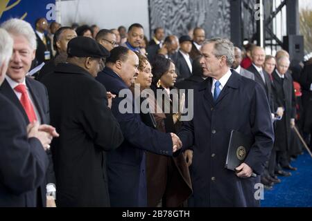 George W. Bush grüßt Martin Luther King III Stockfoto