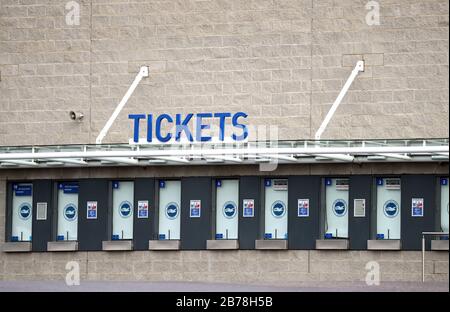 Eine allgemeine Ansicht des Ticketbüros vor dem AMEX Stadium, dem Heimstadion des Brighton and Hove Albion Football Club, nach der gestrigen Ankündigung, dass die Premier League alle Spiele bis Samstag, den 4. April 2020, ausgesetzt hat. Stockfoto