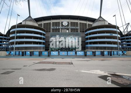 Ein Blick außerhalb des Etihad Stadium, Heimstadion des Manchester City Football Club, nach der gestrigen Ankündigung, dass die Premier League alle Spiele bis Samstag, den 4. April 2020 ausgesetzt hat. Stockfoto