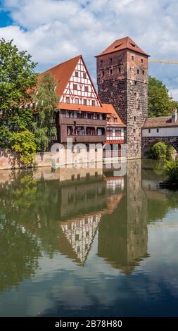 Nürnberg 2019. Weinstadel House, Hangman's Tower und Henkersteg oder Hangman's Bridge an der Pegnitz. Wir sind an einem heißen und trüben Sommertag. Stockfoto