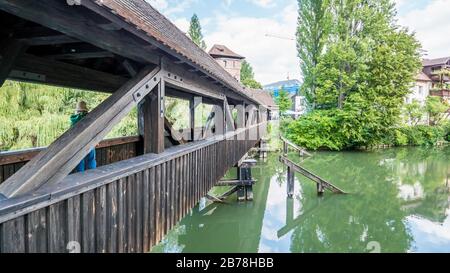 Nürnberg 2019. Menschen, die die Hangmannbrücke über die Pegnitz überqueren. Wir sind an einem heißen und trüben Sommertag. August 2019 in Nürnberg Stockfoto