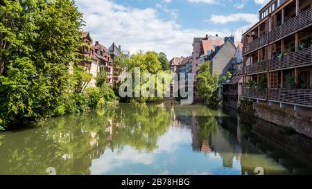 Nürnberg 2019. Am Ufer der Pegnitz errichtete Paläste. Wir sind an einem heißen und trüben Sommertag. August 2019 in Nürnberg Stockfoto