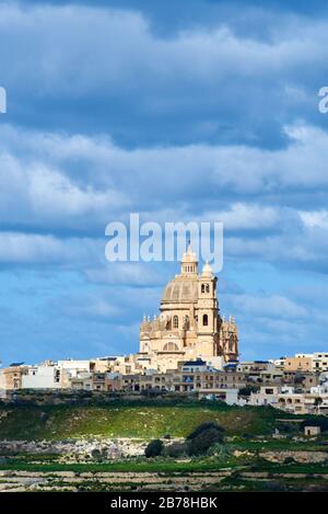 Porträtansicht der imposanten Santa Cecilia Kapellenkirche in Xewkija auf der Insel Gozo, neben Malta im Mittelmeer Stockfoto