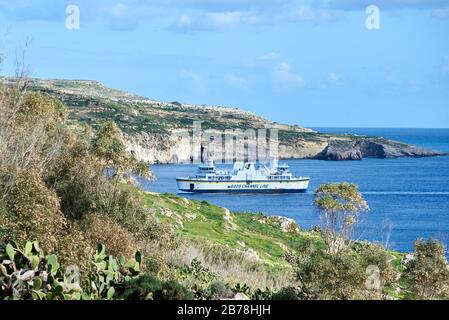 Die Fähre von Malta nach Gozo, die am Hafen von Mgarr, Gozo, ankommt; sie ist die einzige Verbindung zwischen den beiden Inseln und dient sowohl zu Fuß als auch zu Autofahrgästen Stockfoto