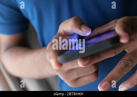 Nahaufnahme der Hand mit dem Smartphone Stockfoto
