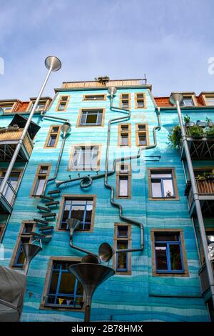 Blaues Haus mit Röhren und Tricheln an einem sonnigen Tag auf der Kunsthofpassage in Dresden Stockfoto