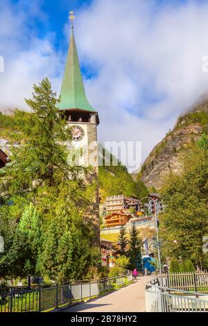 Zermatt, Schweiz - 7. Oktober 2019: Blick auf die Straße der Stadt mit Kirche im berühmten Skigebiet Stockfoto