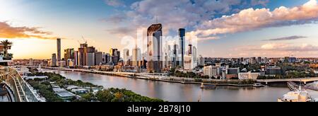 BRISBANE, AUSTRALIEN - 20. Juli 2019: Nächtliches Bild von Brisbane CBD und South Bank. Brisbane ist die Hauptstadt von QLD und die drittgrößte Stadt i. Stockfoto