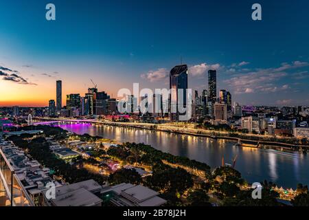 BRISBANE, AUSTRALIEN - 20. Juli 2019: Nächtliches Bild von Brisbane CBD und South Bank. Brisbane ist die Hauptstadt von QLD und die drittgrößte Stadt i. Stockfoto