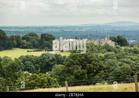 Auf dem Offas Dyke Weg in Richtung Chirk Castle und die umliegende Landschaft von Süden gesehen, Chirk, die walisischen Grenzen, Wales, Großbritannien Stockfoto