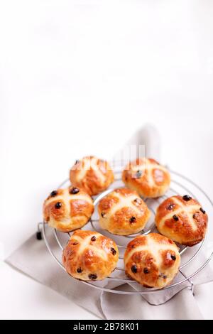 Brötchen mit einem Kreuz markiert und mit getrockneten Früchten, traditionell in der Fastenzeit gegessen. Selektive konzentrieren. Stockfoto