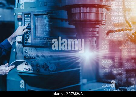 CNC-Maschinensetup Programmiersteuerung mit G-Code-Konzept. Stockfoto