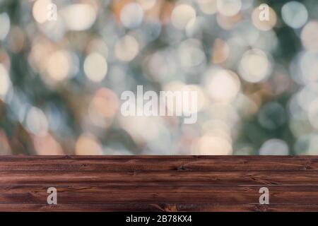 Verwackelte Bokeh mit Holztischplatte für Hintergrundfarbe, industrieller dunkler Farbton. Stockfoto