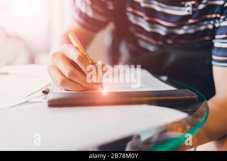Schließen Sie Personen, die den Vertrag mit dem Füllfederhalter verwenden, schreiben Sie ein Dokument zur Papierumfrage oder füllen Sie den Fragebogen aus. Stockfoto