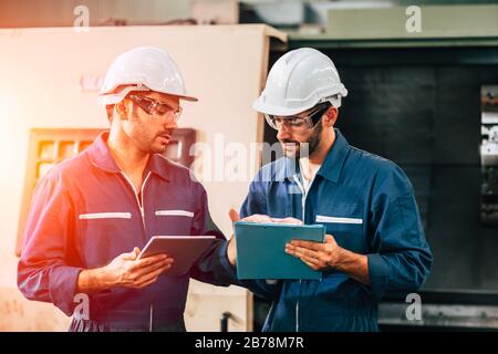 Teamleiter Engineering arbeitet in der Schwerindustrie zusammen und überprüft die Maschinenwartung und den Service. Stockfoto