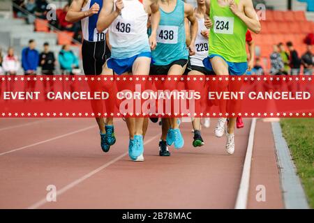 Warnungsband Veranstaltung abgebrochen Coronavirus in der Hintergrundgruppe Athleten Läuferinnen Mitteldistanz Lauf der Konkurrenz Stockfoto