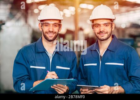Portrait der fröhlichen Ingenieur-Teamarbeit lächelnd auf die Kamera blicken. Stockfoto