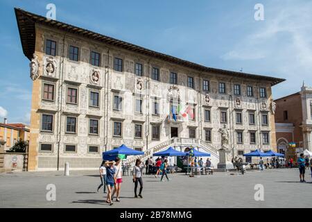 Palazzo della Carovana, das Hauptgebäude der weltberühmten Scuola normale Superiore an der Piazza dei Cavalieri in Pisa, Italien Stockfoto