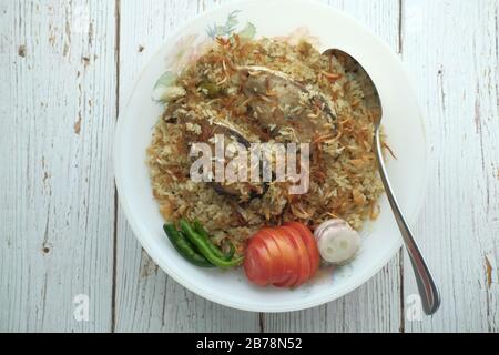 Hammelbiriyani serviert in einer Schüssel auf weißem Hintergrund. Stockfoto