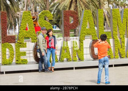 Las Palmas, Gran Canaria, Kanarische Inseln, Spanien. März 2020. Touristen in Las Palmas auf Gran Canaria kurz bevor die spanische Regierung ankündigt, dass die gesamte Bevölkerung zu Hause unter Quarantäne gestellt werden muss. Nur Personen, die arbeiten, einen Arzttermin oder einen Supermaket erhalten, dürfen draußen sein. Jet2 kündigte auch am Samstag an, alle Flüge zum spanischen Festland, Zu Den Kanarischen Inseln und Zu den Balearen abzubrechen. Kredit: Alan Dawson/Alamy Live News Stockfoto