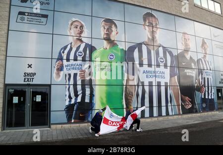 Besuch von Fußballfans außerhalb des AMEX Stadium, der Heimat von Brighton und Hove Albion Football Club, nach der gestrigen Ankündigung, dass die Premier League alle Spiele bis Samstag, den 4. April 2020 ausgesetzt hat. Stockfoto