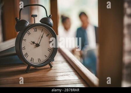 Die Schreibtischuhr Zeigt Die Korrekte Uhrzeit Im Büro An Stockfoto