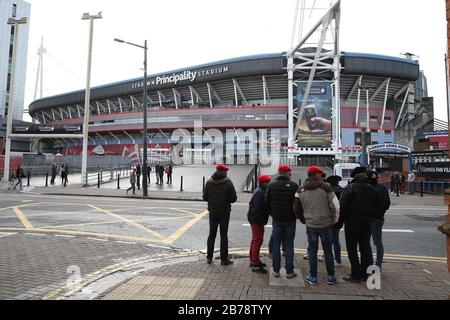 Cardiff, Großbritannien. März 2020. Rugby-Fans außerhalb des Fürstenstadions in Cardiff, Südwales am Samstag, den 14. März 2020. Sie hätten im Stadion das Spiel der sechs Nationen von Wales gegen Schottland gesehen, das gestern wegen der Situation des Coronavirus abgesagt wurde. PIC von Andrew Orchard/Alamy Live News Stockfoto
