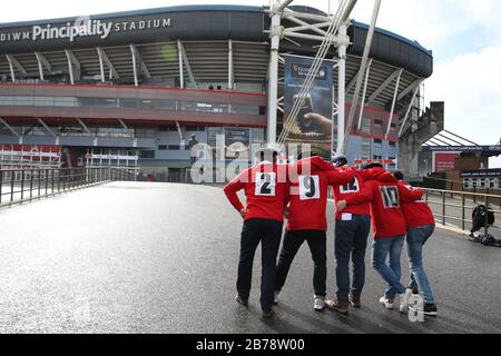 Cardiff, Großbritannien. März 2020. Rugbyfans aus Wales außerhalb des Fürstenstadions in Cardiff, Südwales am Samstag, den 14. März 2020. Sie hätten im Stadion das Spiel der sechs Nationen von Wales gegen Schottland gesehen, das gestern wegen der Situation des Coronavirus abgesagt wurde. PIC von Andrew Orchard/Alamy Live News Stockfoto