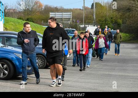 Weymouth, Dorset, Großbritannien. März 2020. Fans, die für das Spiel Weymouth FC gegen Slough Town Vanarama National League South im Bob Lucas Stadium vor dem 15:00-Auftaktspiel ankamen. Der meiste Fußball der nationalen Liga spielt noch an diesem Wochenende, obwohl Premier League und EFL aufgrund des Coronavirus ausgeschaltet sind. Bildnachweis: Graham Hunt/Alamy Live News Stockfoto