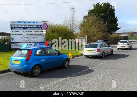 Weymouth, Dorset, Großbritannien. März 2020. Fans, die für das Spiel Weymouth FC gegen Slough Town Vanarama National League South im Bob Lucas Stadium vor dem 15:00-Auftaktspiel ankamen. Der meiste Fußball der nationalen Liga spielt noch an diesem Wochenende, obwohl Premier League und EFL aufgrund des Coronavirus ausgeschaltet sind. Bildnachweis: Graham Hunt/Alamy Live News Stockfoto