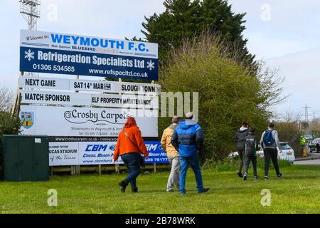 Weymouth, Dorset, Großbritannien. März 2020. Fans, die für das Spiel Weymouth FC gegen Slough Town Vanarama National League South im Bob Lucas Stadium vor dem 15:00-Auftaktspiel ankamen. Der meiste Fußball der nationalen Liga spielt noch an diesem Wochenende, obwohl Premier League und EFL aufgrund des Coronavirus ausgeschaltet sind. Bildnachweis: Graham Hunt/Alamy Live News Stockfoto