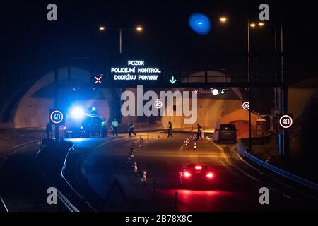Petrovice, Tschechien. März 2020. Auf der Autobahn D8 Dresden - Prag stehen Polizisten vor einem Tunnel. Tschechien schließt weitgehend seine Grenzen zu Ausländern aus mehreren europäischen Ländern. Betroffen sind unter anderem Bürger aus Deutschland, Italien, Frankreich und Österreich, die keinen festen Wohnsitz im EU-Mitgliedsland haben. Kredit: Sebastian Kahnert / dpa-Zentralbild / dpa / Alamy Live News Stockfoto