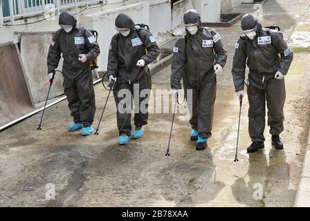 Daegu, Südkorea. März 2020. Ein US-amerikanischer und südkoreanischer Soldat arbeiten zusammen, um einen Apartmentkomplex aus dem COVID-19, Coronavirus 13. März 2020 in Daegu, Südkorea, zu desinfizieren. Der Ausbruch des neuartigen Coronavirus in Südkorea ist an zweiter Stelle nur für China. Kredit: Kevin Bell/Planetpix/Alamy Live News Credit: Planetpix/Alamy Live News Stockfoto