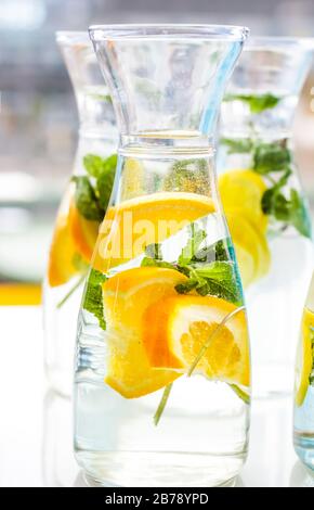 Wasser oder Limonaden mit Frucht-Aroma werden bei Wohltätigkeitsveranstaltungen in der Nähe serviert Stockfoto
