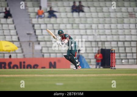 Der bangladeschische Eröffnungstreffer Liton Kumar das Fledermäuse gegen Simbabwe im 3. Und letzten ODI-Spiel von drei Match-Serien bei SICS, Sylhet, Bangladesch Stockfoto