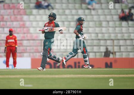 Die bangladeschischen Eröffnungsbattmen Liton Kumar das (R) und Tamim Iqbal Khan (2nd L) laufen zwischen Wickets gegen Simbabwe im 3. Und letzten ODI-Spiel der Th Stockfoto