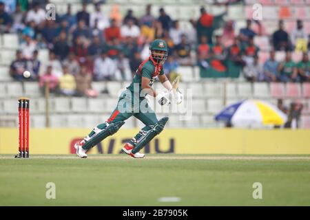 Der bangladeschische Eröffnungstreffer Liton Kumar das Fledermäuse gegen Simbabwe im 3. Und letzten ODI-Spiel von drei Match-Serien bei SICS, Sylhet, Bangladesch Stockfoto