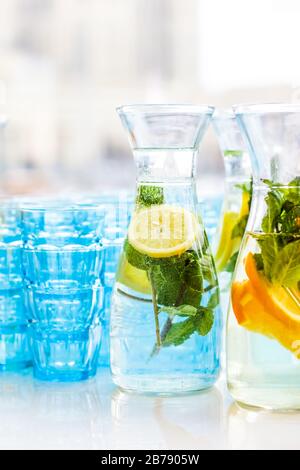 Wasser oder Limonaden mit Frucht-Aroma werden bei Wohltätigkeitsveranstaltungen in der Nähe serviert Stockfoto