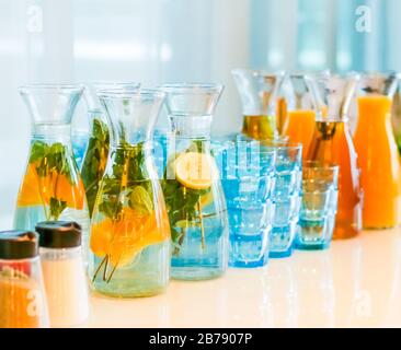 Wasser oder Limonaden mit Frucht-Aroma werden bei Wohltätigkeitsveranstaltungen in der Nähe serviert Stockfoto