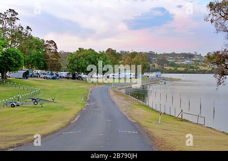 Wohnwagen Parkplatz am Mallacoota Park für Urlaub Camping Stockfoto