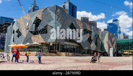 ACMI (Australian Centre for the Moving Image) modernes Architekturgebäude neben dem Federal Square, Melbourne, Australien Stockfoto