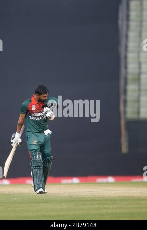 Bangladeschischer Eröffnungsbatsman Liton Kumar das Kuss auf seinem Helm, nachdem er im 3. Und letzten ODI-Spiel von drei Matchesern hundert Runs gegen Simbabwe erzielt hatte Stockfoto