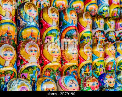 Atemberaubende Darstellung der farbenfrohen traditionellen Matryoshka Puppen, Moskau, Russland Stockfoto