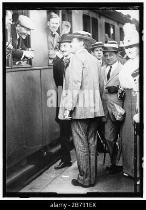 GERARD, JAMES WATSON. AMB. E. & P. NACH DEUTSCHLAND, 1913-1917. BEI BERLIN RY. STATION Stockfoto