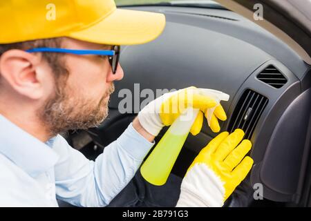 Man reinigt den Luftkanal des Lüftungsgitters und sprüht mit Desinfektionsflüssigkeit. Stockfoto
