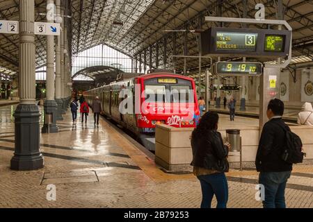 Lissabon, Portugal - 3. März 2020: Roter Regionalzug am Bahnhof Rossio Stockfoto