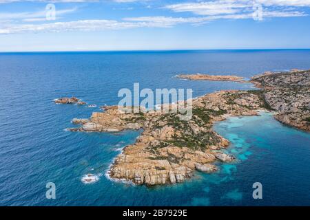 BLICK AUF DEN STRAND CALA NAPOLETANA IN CAPRERA, SARDINIEN Stockfoto