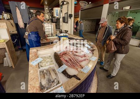 Lagos, Portugal - 5. März 2020: Verkauf und Kauf von frischem Fisch auf dem städtischen Marktplatz von Lagos Stockfoto