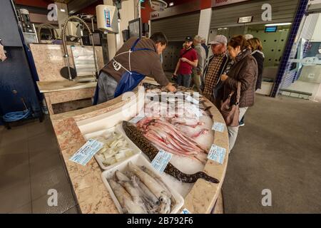 Lagos, Portugal - 5. März 2020: Verkauf und Kauf von frischem Fisch auf dem städtischen Marktplatz von Lagos Stockfoto