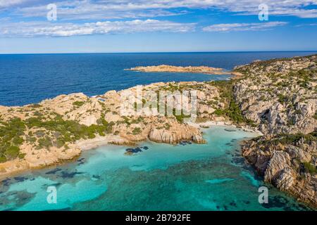 BLICK AUF DEN STRAND CALA NAPOLETANA IN CAPRERA, SARDINIEN Stockfoto